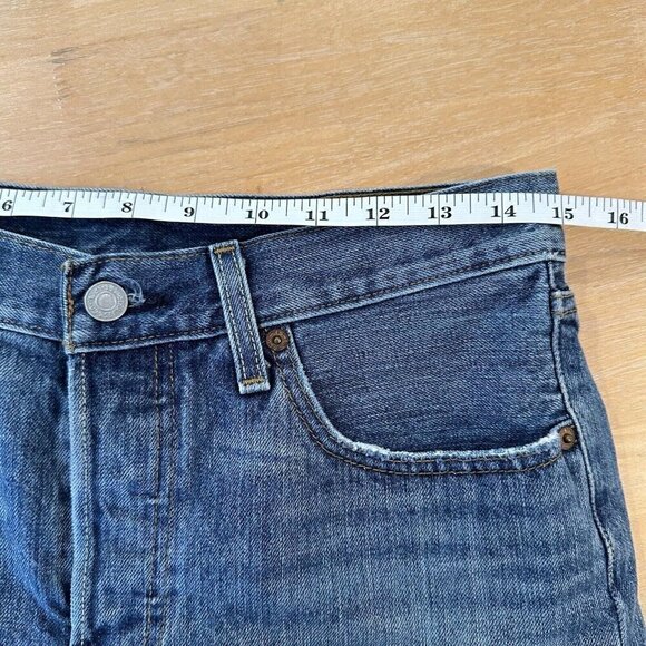 Levis 501 Cut off Shorts Womens Blue Denim Medium Wash Fringe Fray Button Sz 27 - Picture 7 of 9